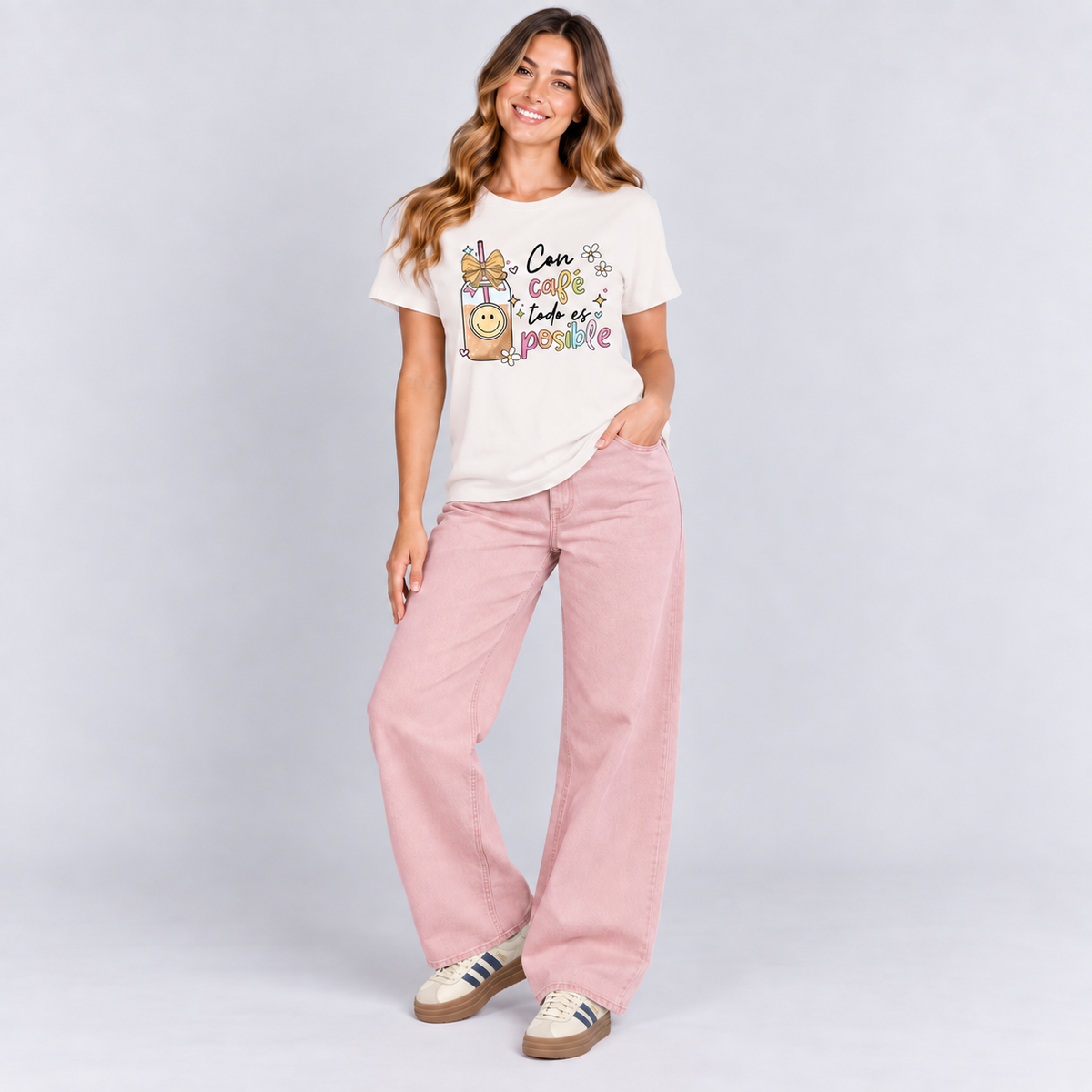 Con café blanca con pantalón y tenis, foto de conjunto