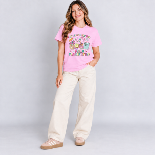 Teacher Mode ON con pantalón y tenis, foto de conjunto