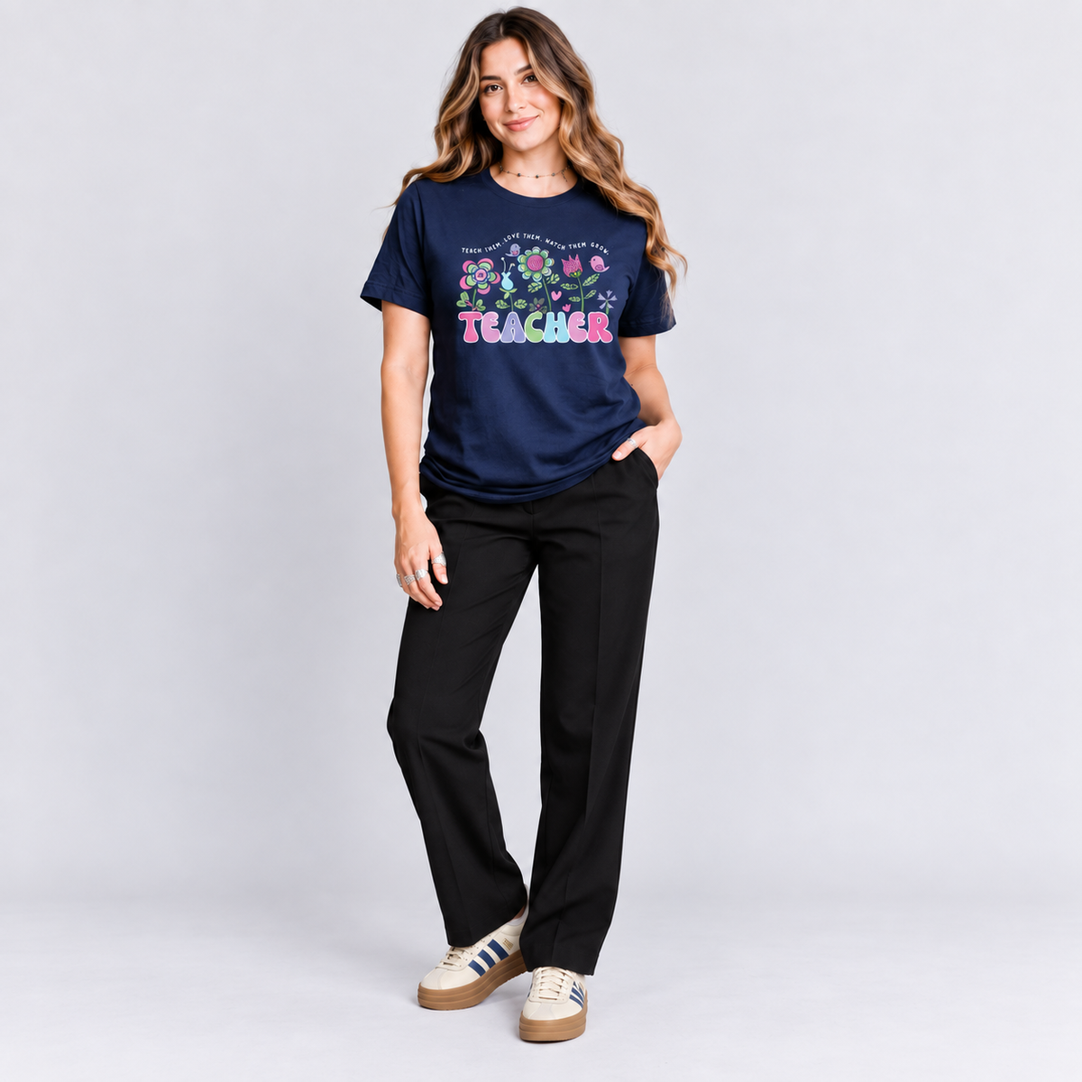 Teacher Them con pantalón y tenis, foto de conjunto