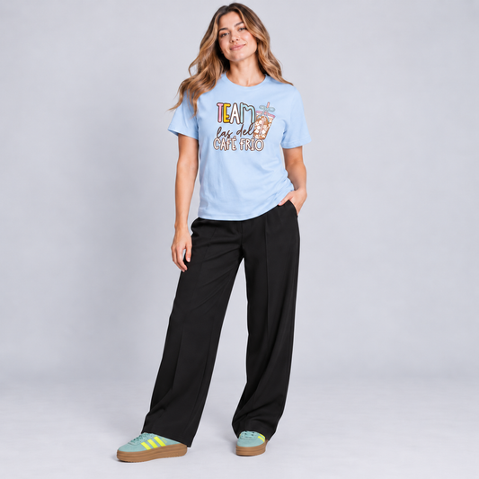 Teacher Life crema con pantalón y tenis, foto de conjunto