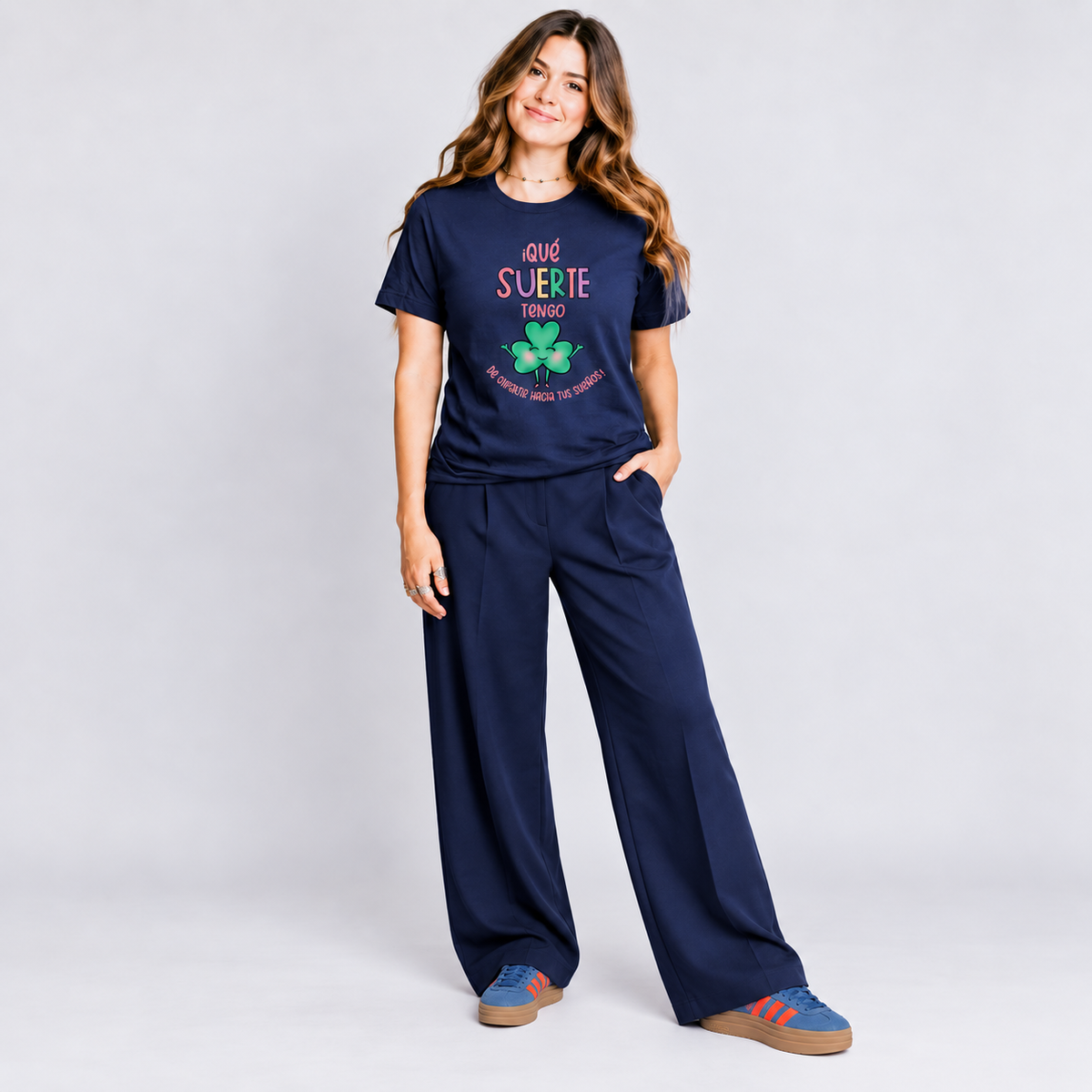 Lucky Tshirt con pantalón y tenis, foto de conjunto
