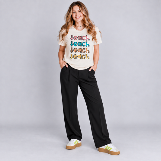Teach Teach Teach con pantalón y tenis, foto de conjunto