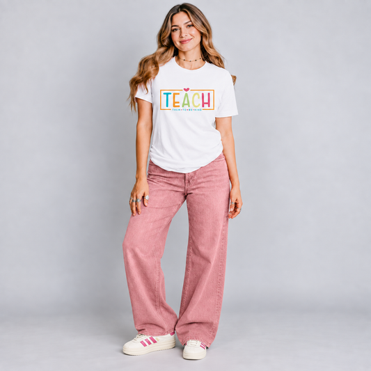 Teach Them to Be Kind con pantalón y tenis, foto de conjunto
