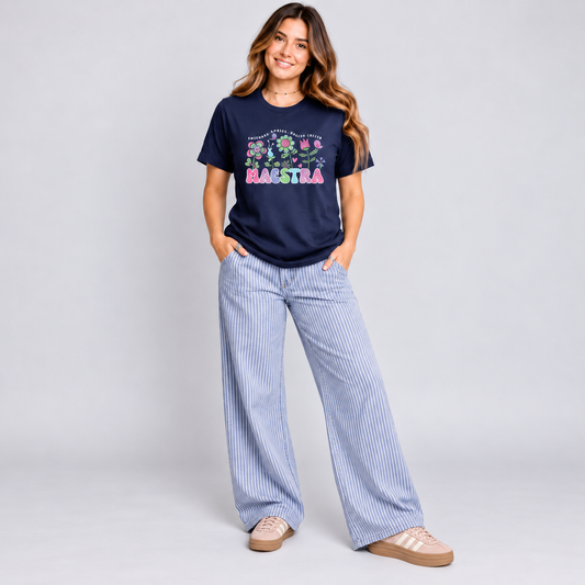 Maestra con pantalón y tenis, foto de conjunto