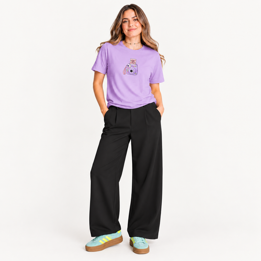 Mockup de estilo: Enjoy Every Day con pantalón negro