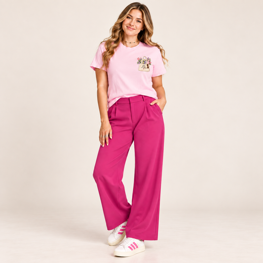 Mockup de estilo: Good Things Are Coming con pantalón fucsia