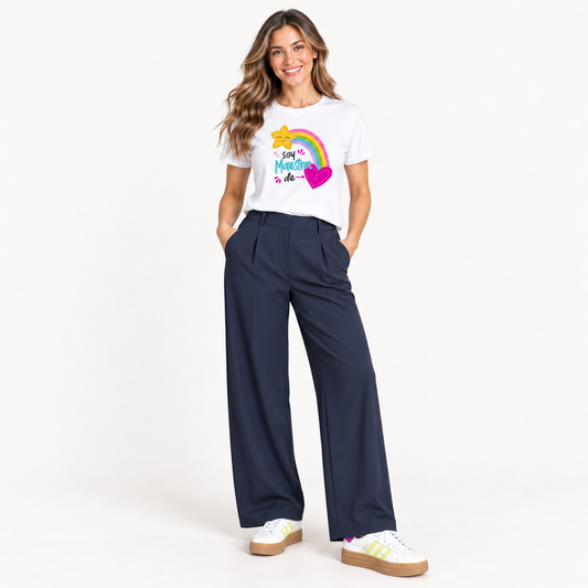Mockup de estilo: Soy Maestra de Corazón con pantalón azul marino