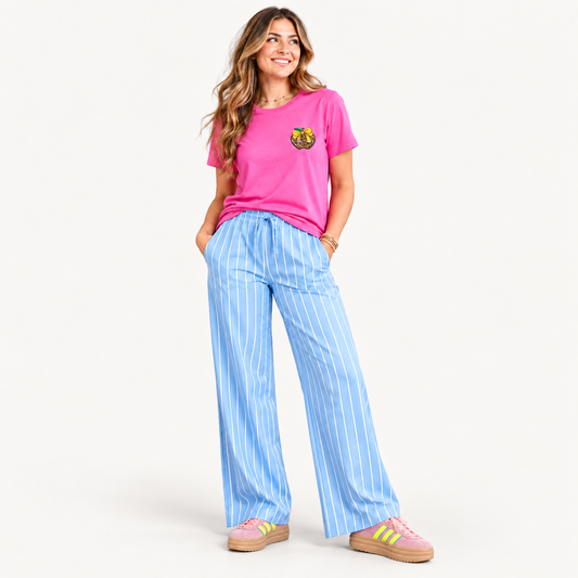 Mockup de estilo: Teacher Coquette con pantalón azul
