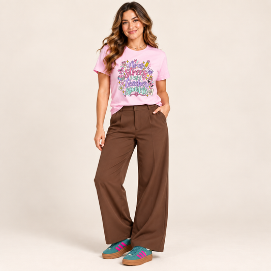 Mockup de estilo: No es stress, es Teacher Sparkle con pantalón marrón