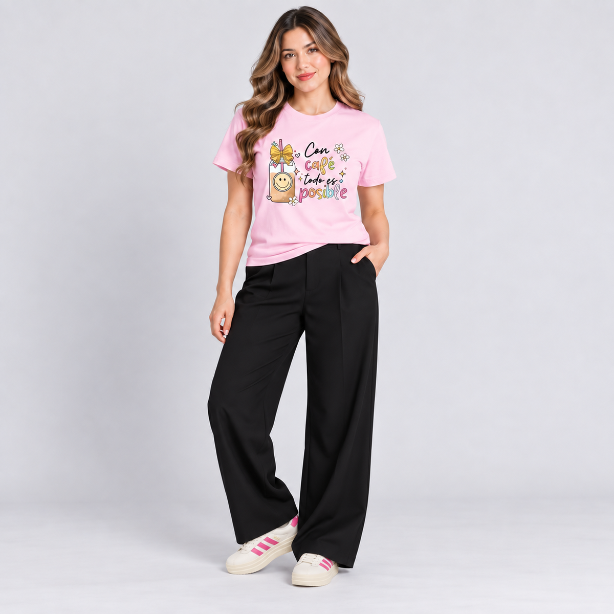 Con café rosa con pantalón y tenis, foto de conjunto