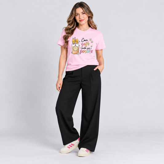 Con café rosa con pantalón y tenis, foto de conjunto