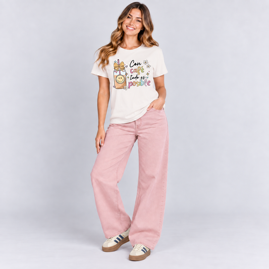 Con café blanca con pantalón y tenis, foto de conjunto