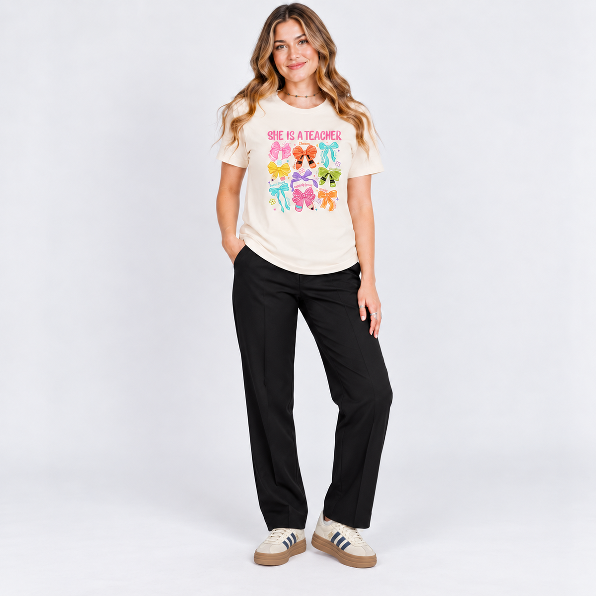 Chosen to Teach con pantalón y tenis, foto de conjunto