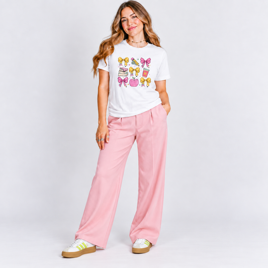 Kindness Classroom con pantalón y tenis, foto de conjunto