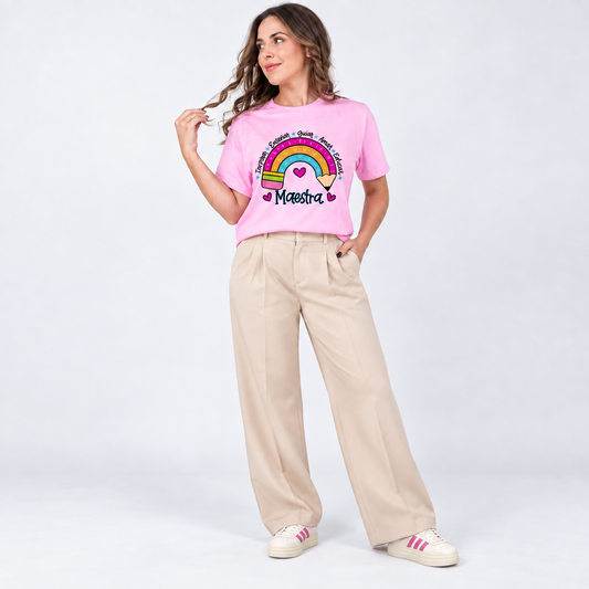 Maestra de Corazón con pantalón y tenis, foto de conjunto