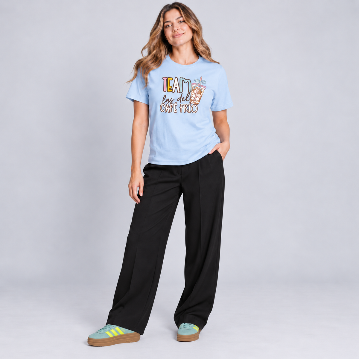Teacher Life crema con pantalón y tenis, foto de conjunto