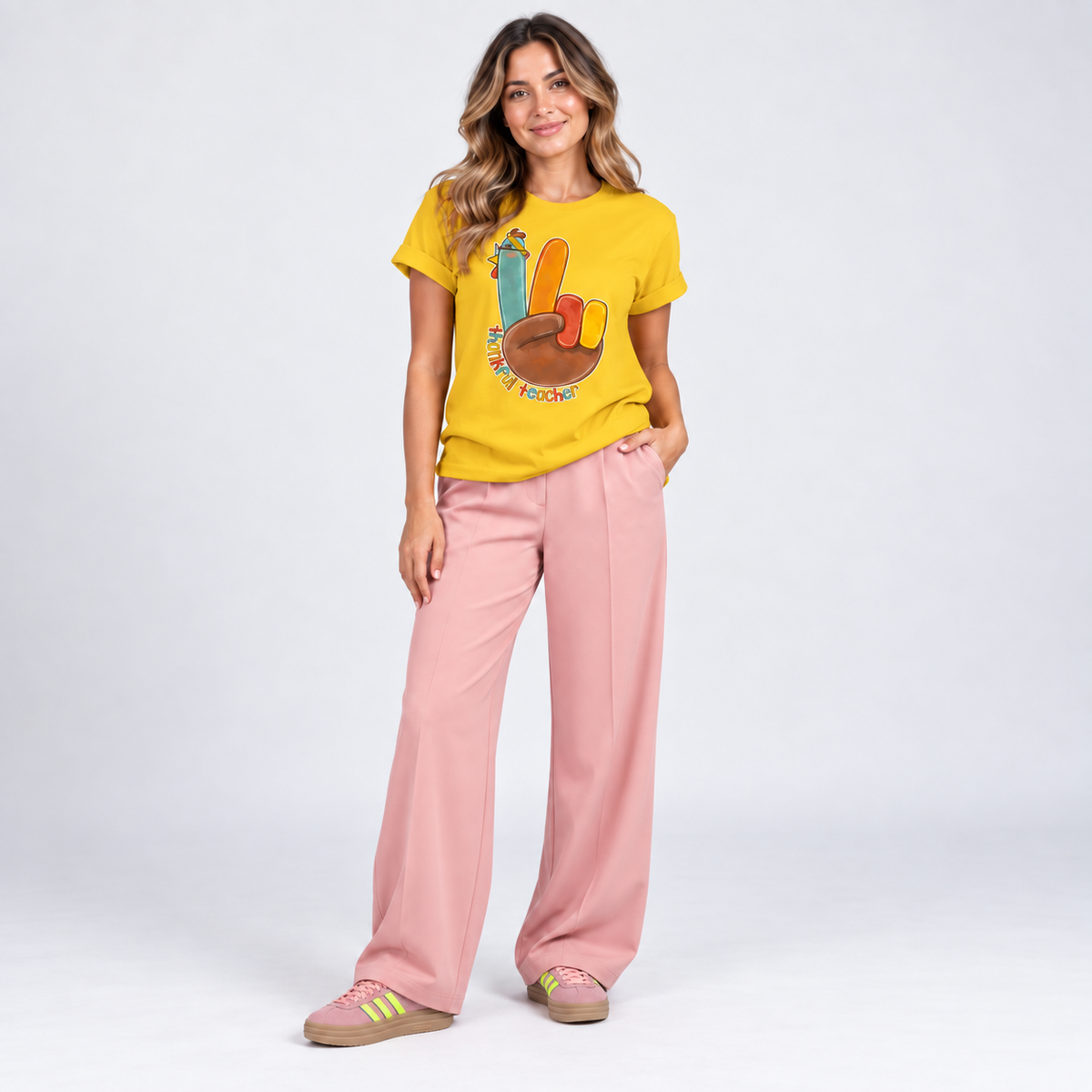 Thankful Teacher con pantalón y tenis, foto de conjunto
