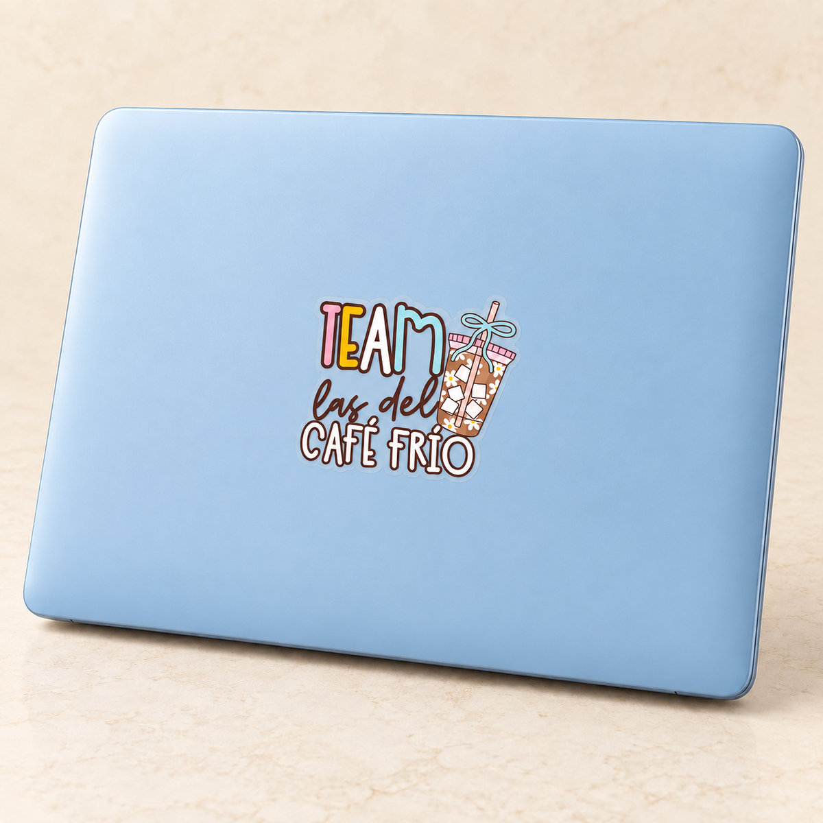 Team las del Café Frío · Sticker aplicado en laptop