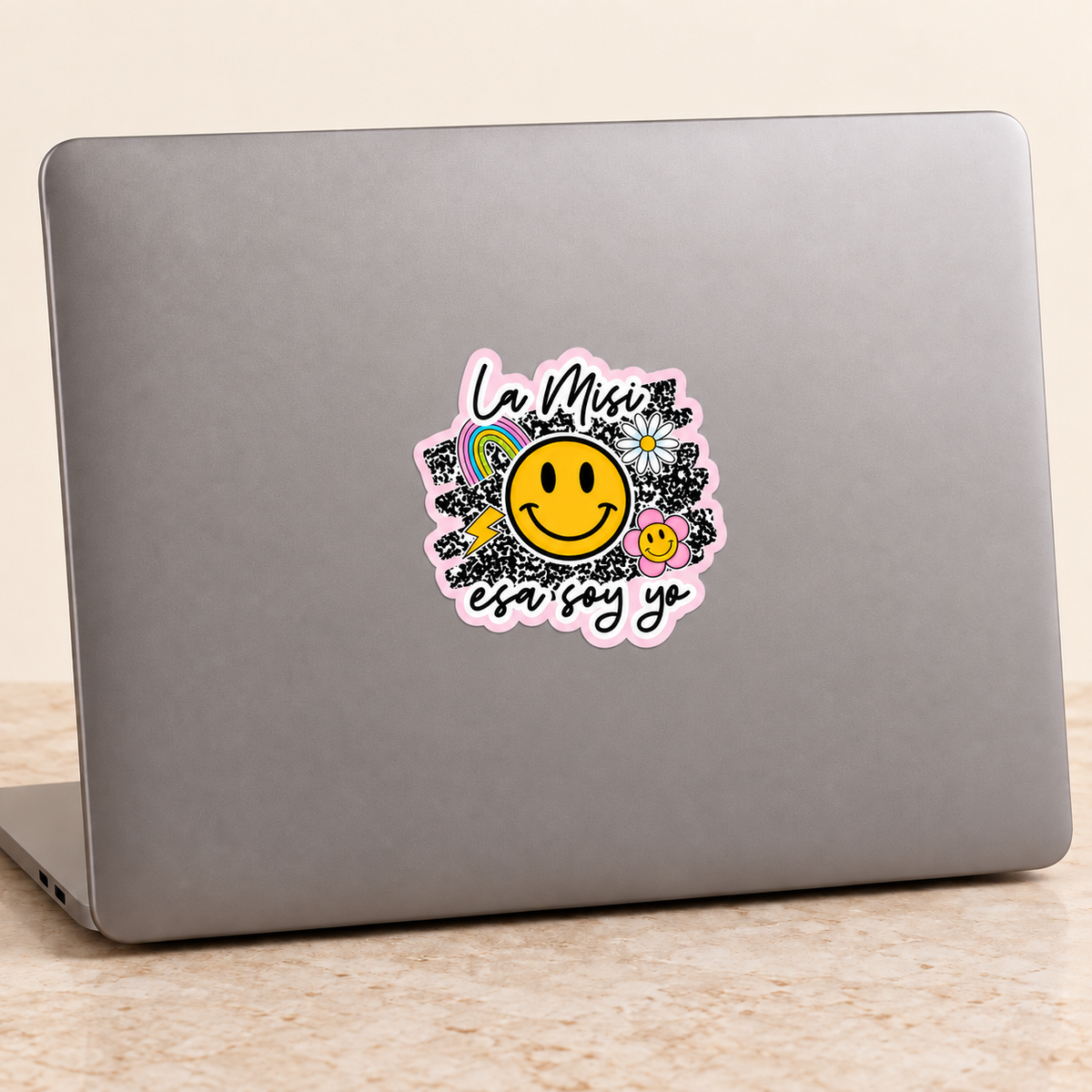 La Misi esa soy yo · Sticker aplicado en laptop