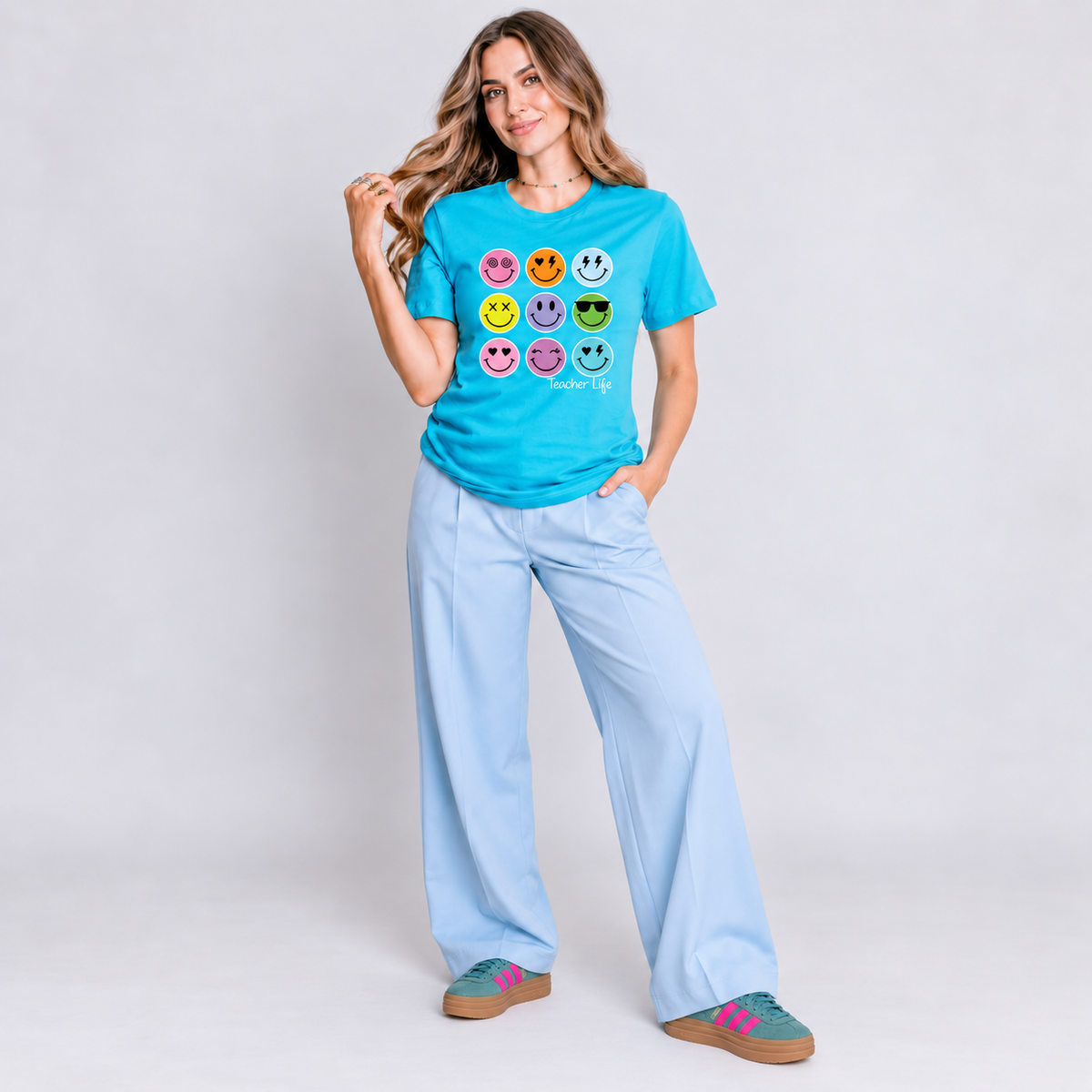 Teacher Life con pantalón azul claro y tenis turquesa con franjas rosas